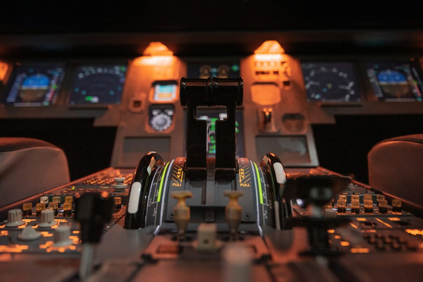 Illuminated throttle levers in an aircraft cockpit